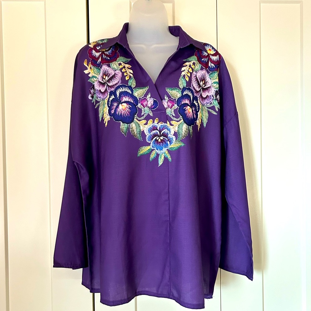 New Purple pansy print v neck collared blouse M